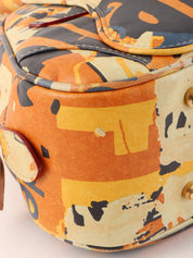 米色、橙色和多色设计图案手提包