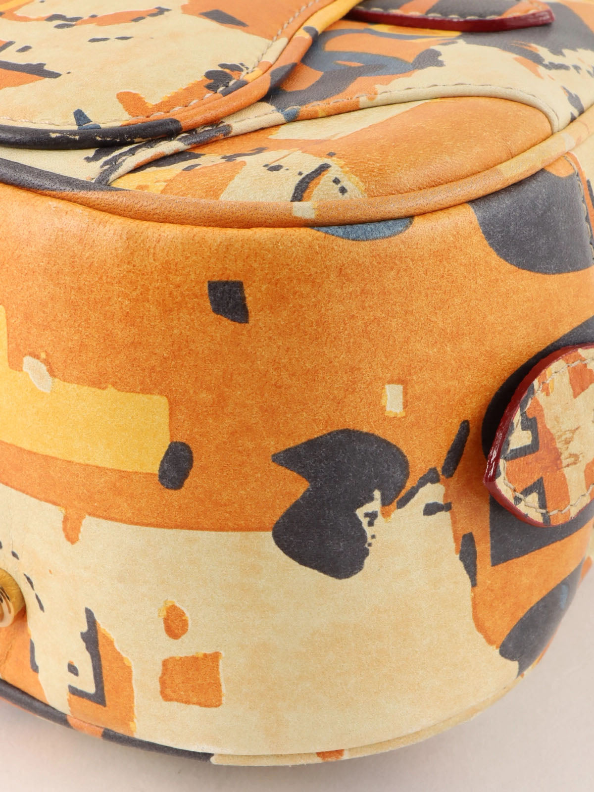 米色、橙色和多色设计图案手提包