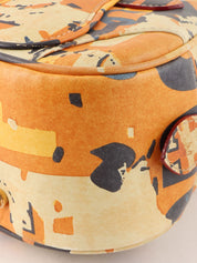 米色、橙色和多色设计图案手提包