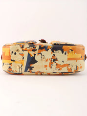 米色、橙色和多色设计图案手提包