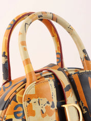 米色、橙色和多色设计图案手提包