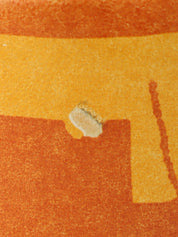 米色、橙色和多色设计图案手提包