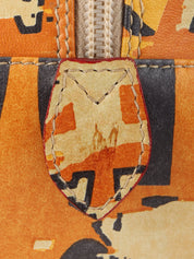 米色、橙色和多色设计图案手提包