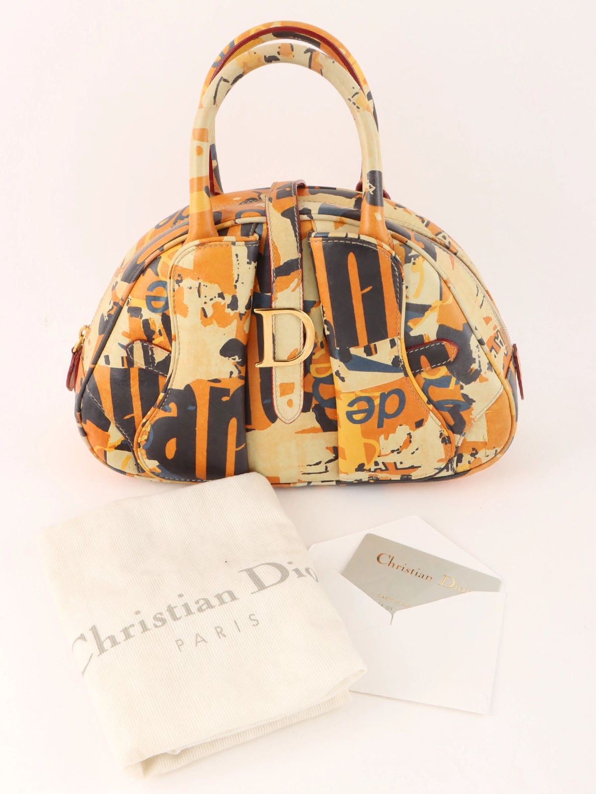 米色、橙色和多色设计图案手提包