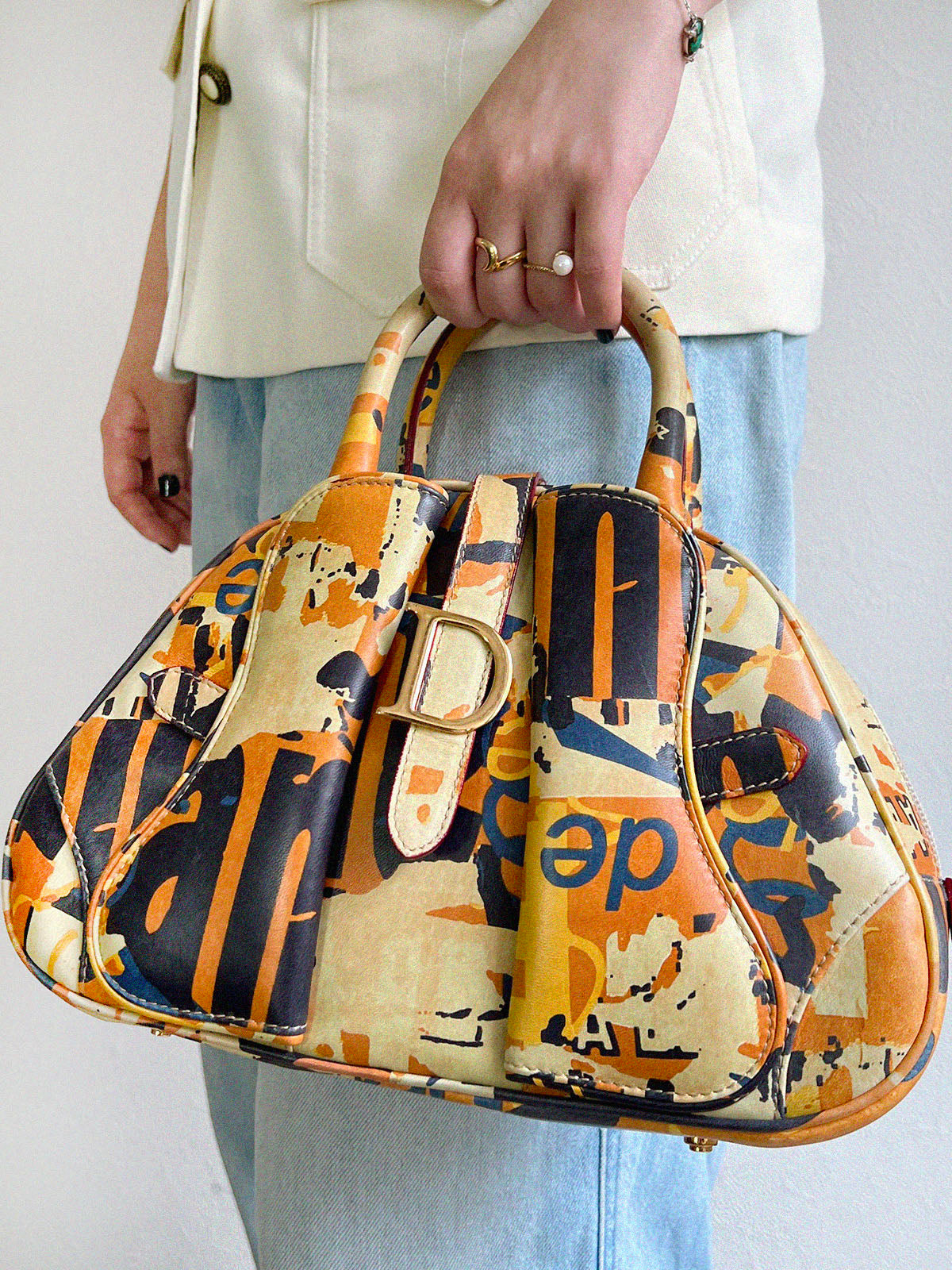 米色、橙色和多色设计图案手提包