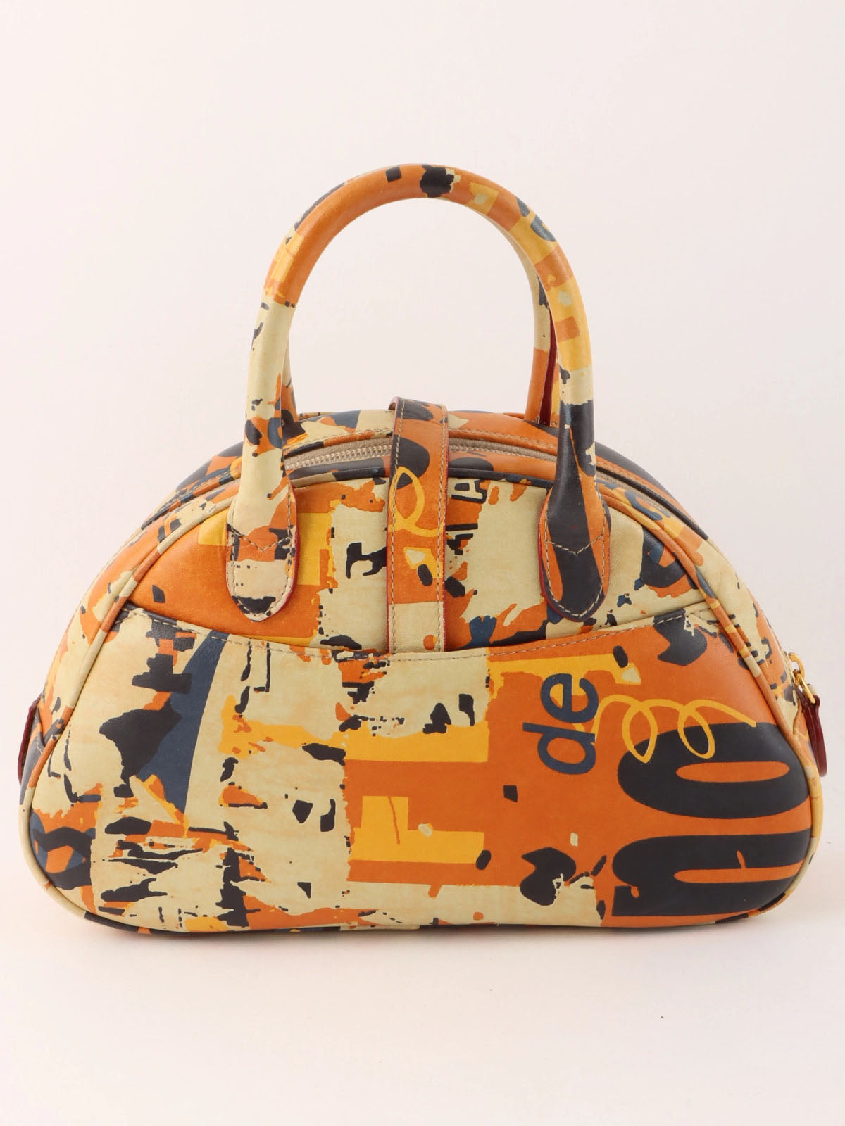 米色、橙色和多色设计图案手提包