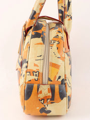 米色、橙色和多色设计图案手提包