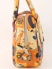 米色、橙色和多色设计图案手提包