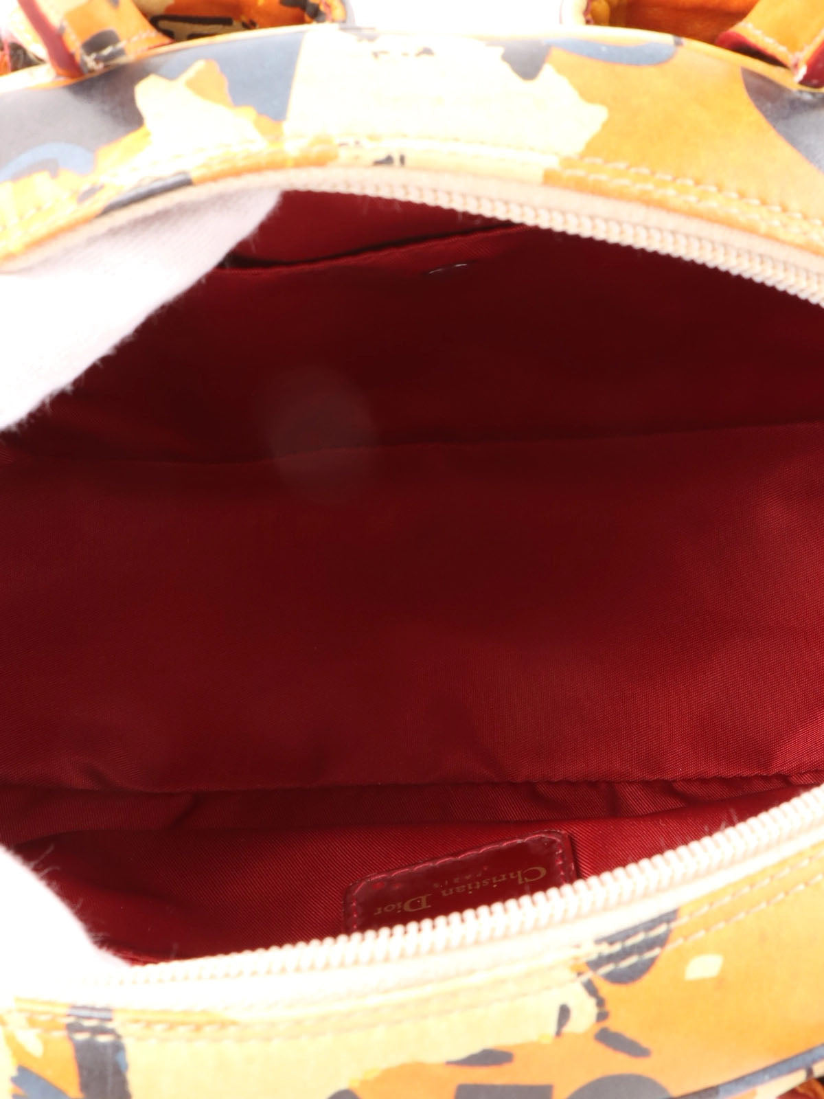 米色、橙色和多色设计图案手提包