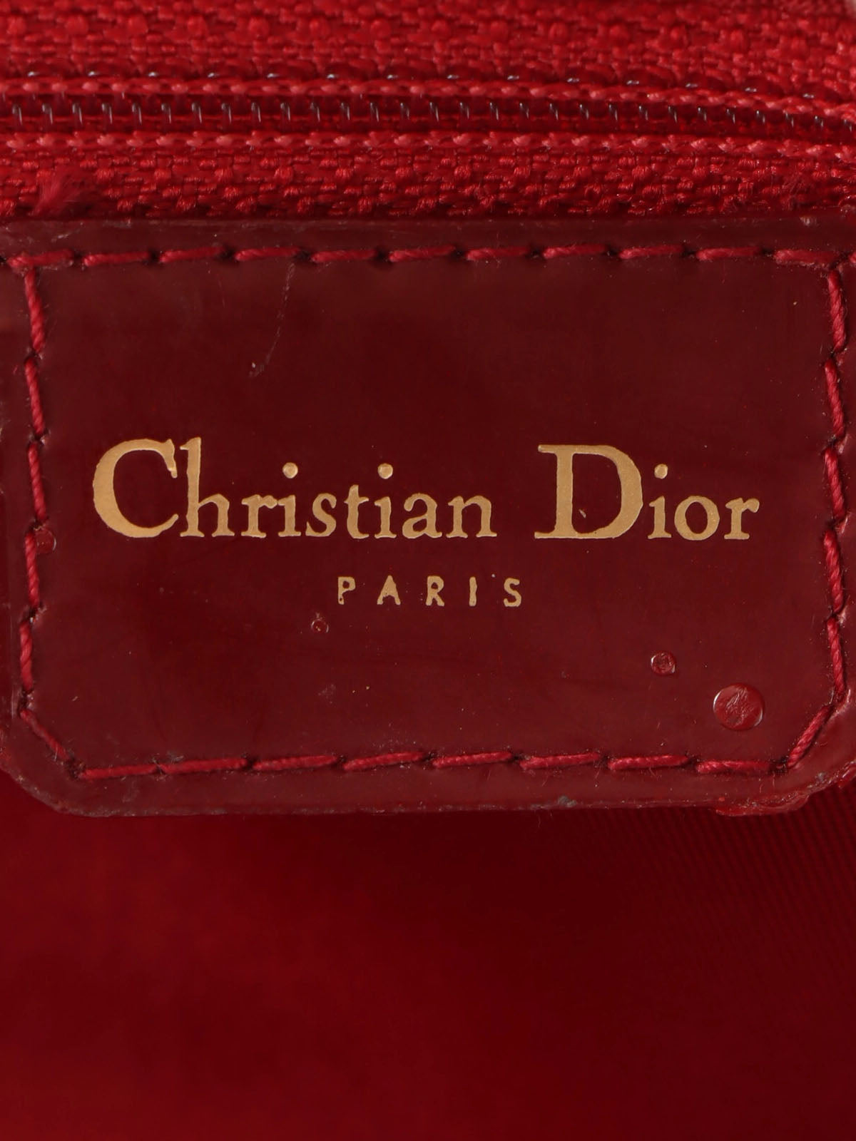 米色、橙色和多色设计图案手提包