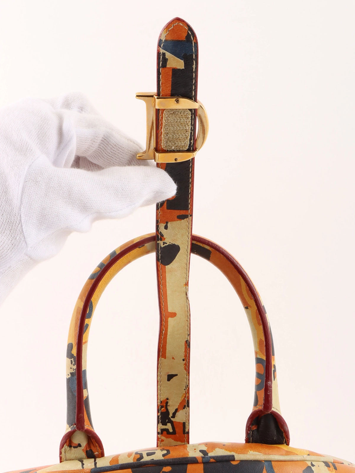 米色、橙色和多色设计图案手提包