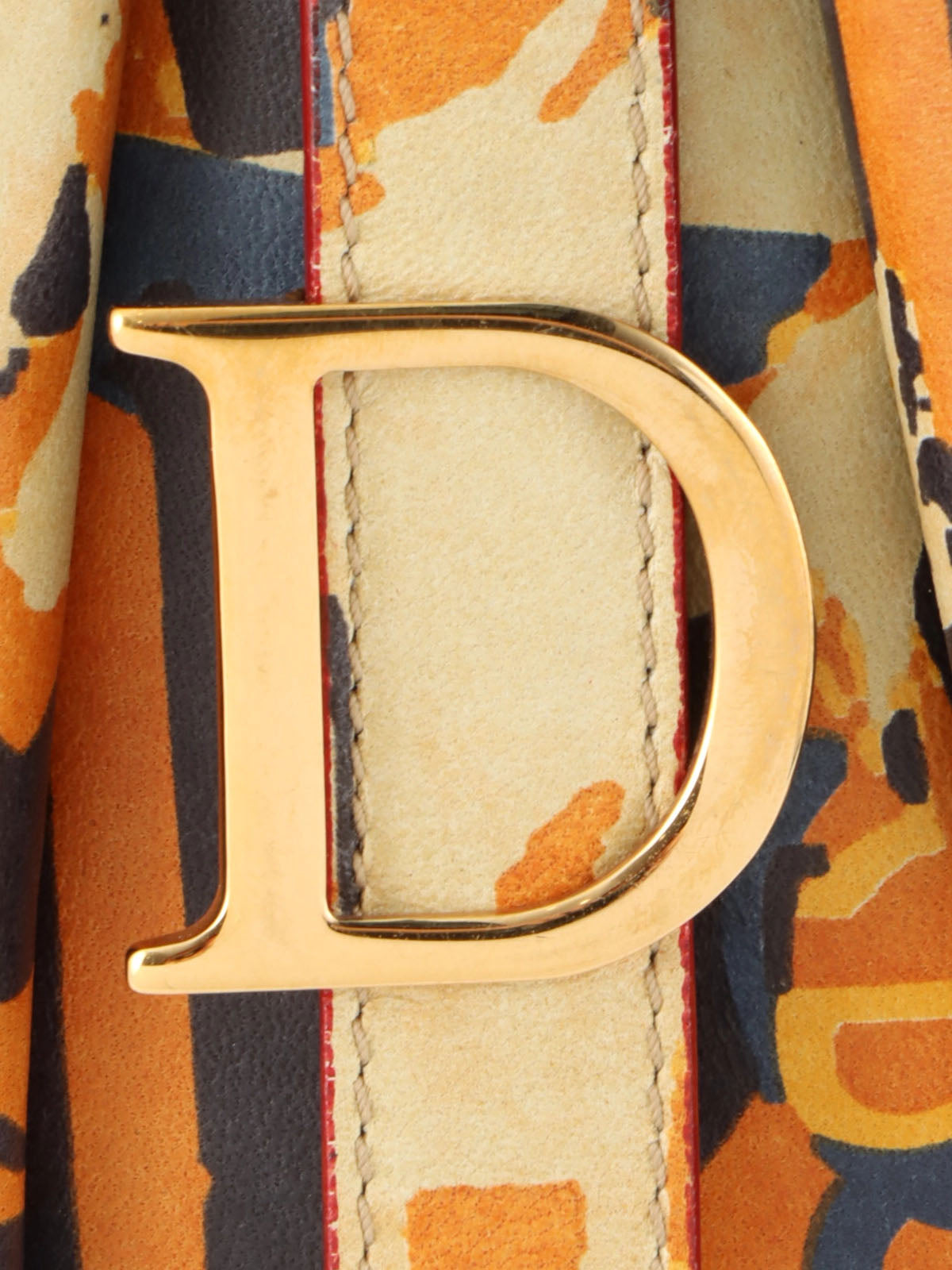 米色、橙色和多色设计图案手提包