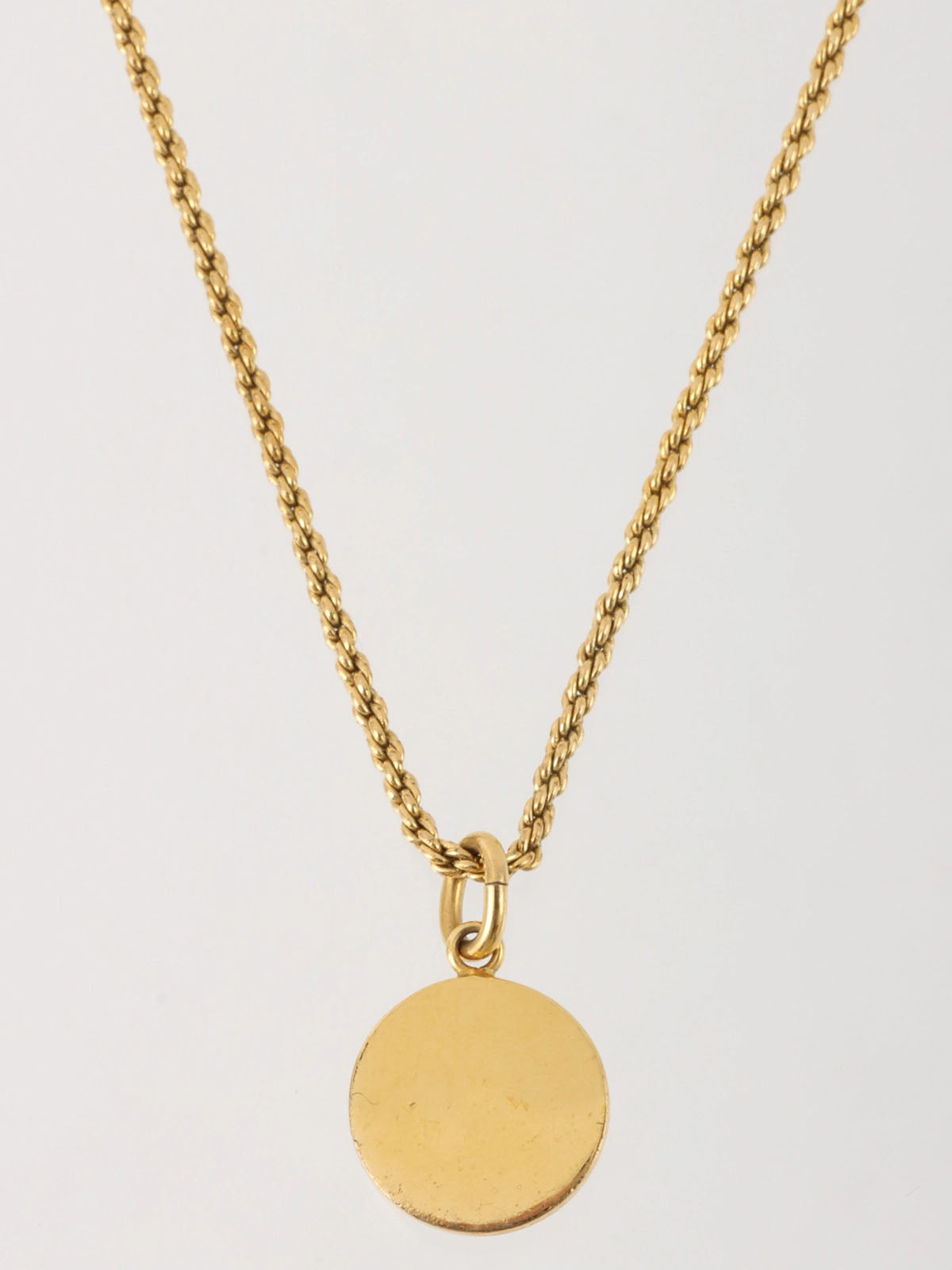 金色圆形徽标牌项链