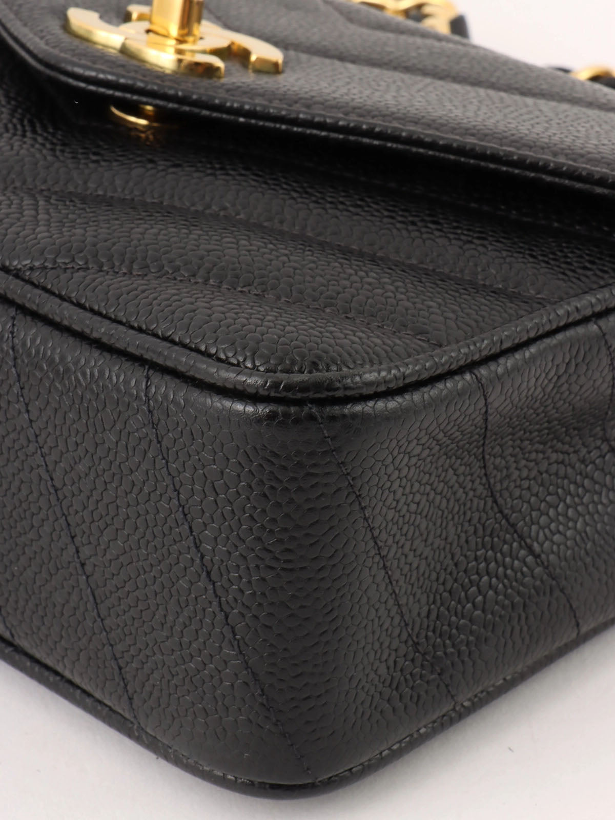 1995 Caviar Skin V-Stitch CC Turnlock Shoulder Bag in Black