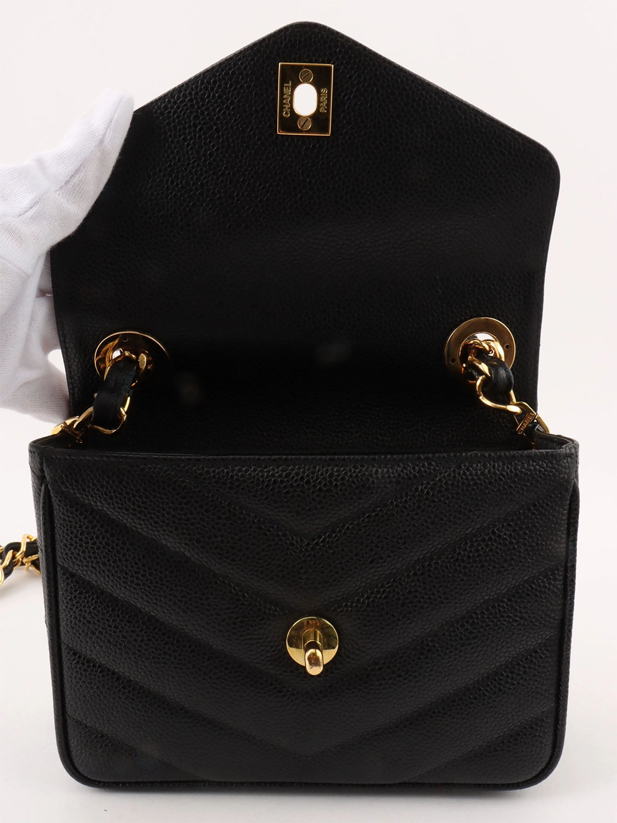1995 Caviar Skin V-Stitch CC Turnlock Shoulder Bag in Black