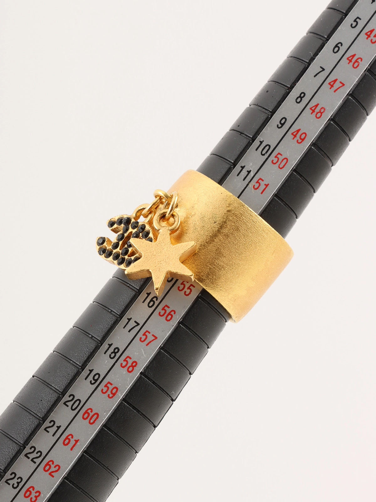 2001 年水钻星 CC 标志金色摇摆戒指