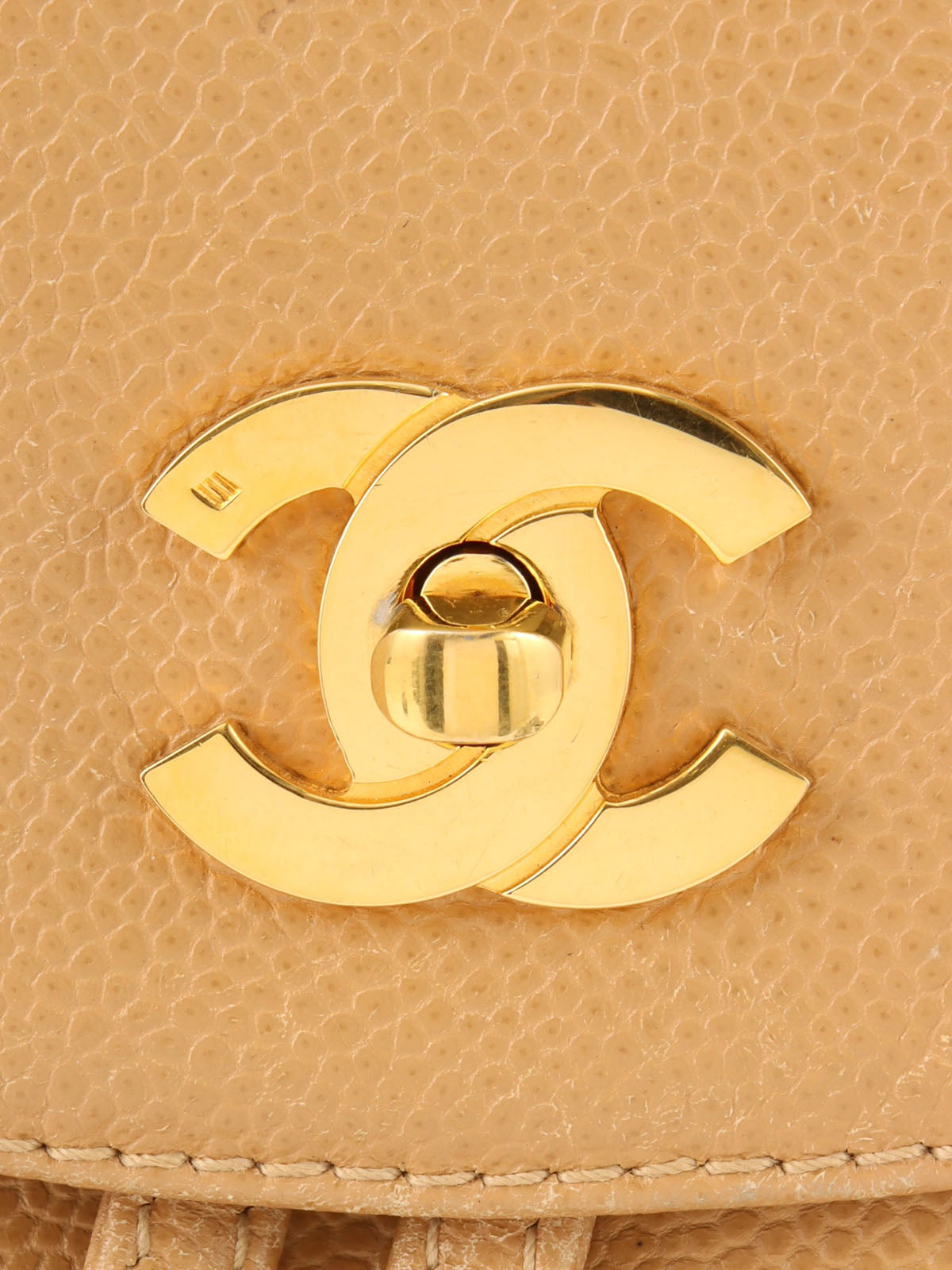 1995 Caviar Skin CC 旋锁背包,米色