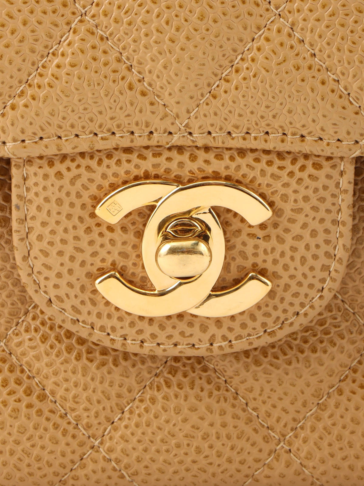 2000 Caviar Skin 经典翻盖链条包,23厘米,米色