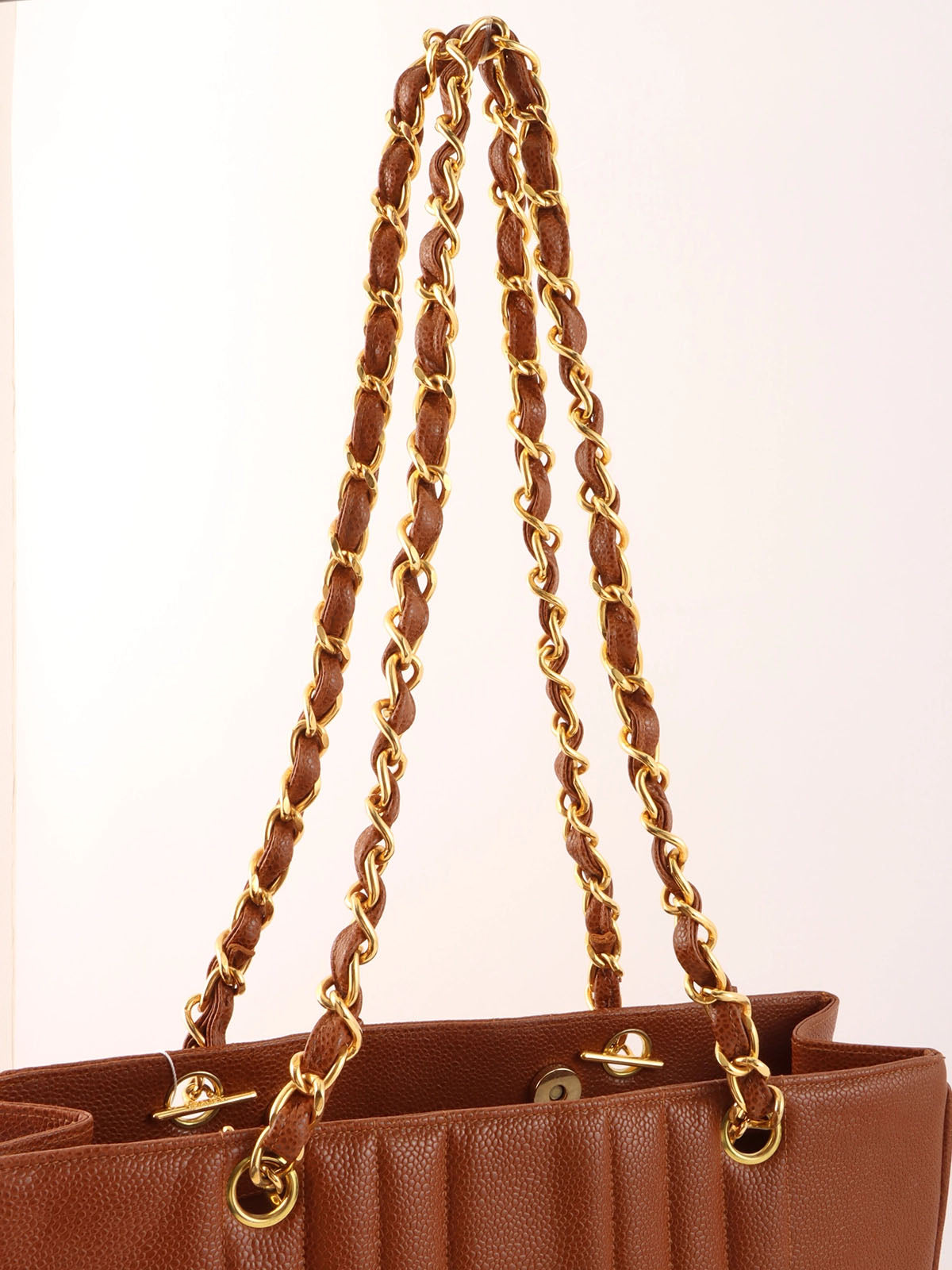 1992 Mademoiselle Caviar Skin Stitch CC 旋锁链条托特包(驼色)