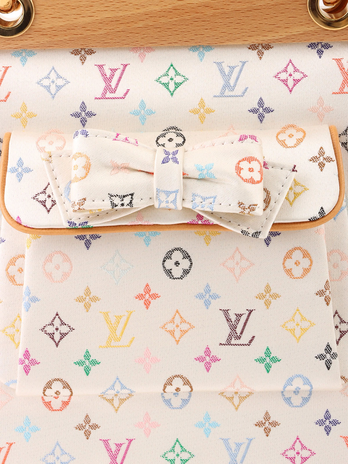 2003 年 Monogram Satin Abelia Blanc