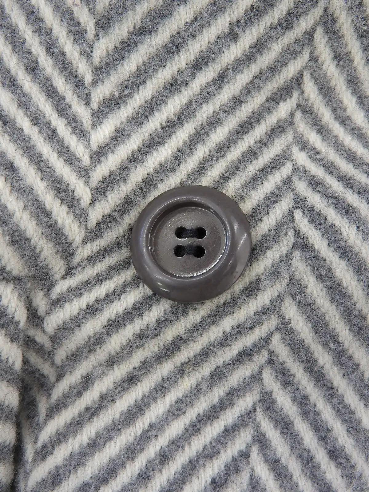 Herringbone pattern double-breasted long coat in gray/white