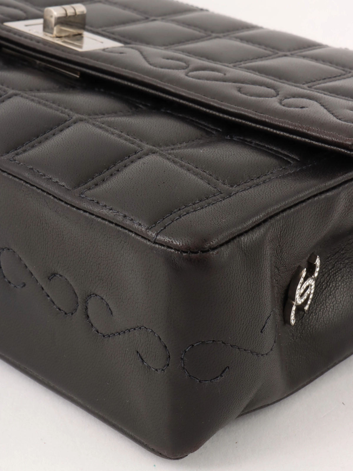 2000 Chocolate Bar 2.55cc Mark Chain Bag, Black