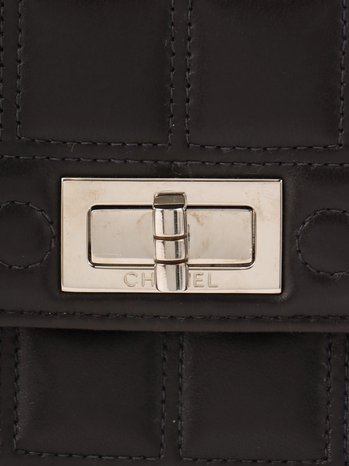 2000 Chocolate Bar 2.55cc Mark Chain Bag, Black