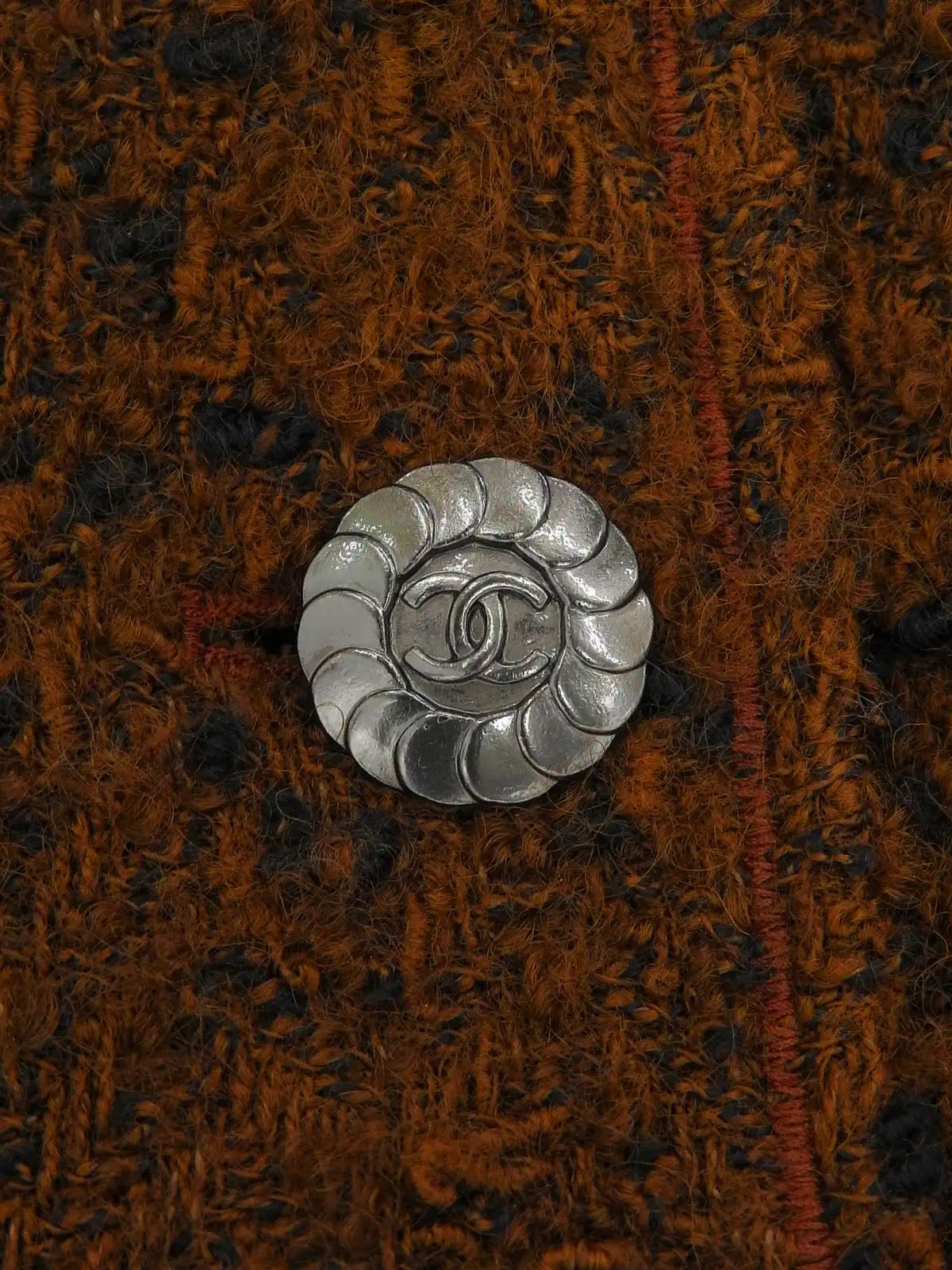 1997 年 Tweed CC Mark 棕色/黑色纽扣套装