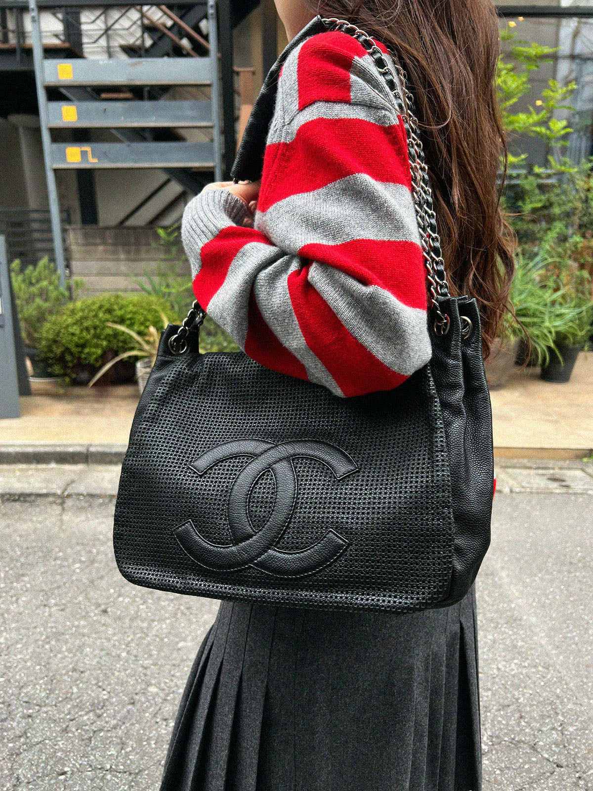 2004 CC mark punched chain shoulder bag black
