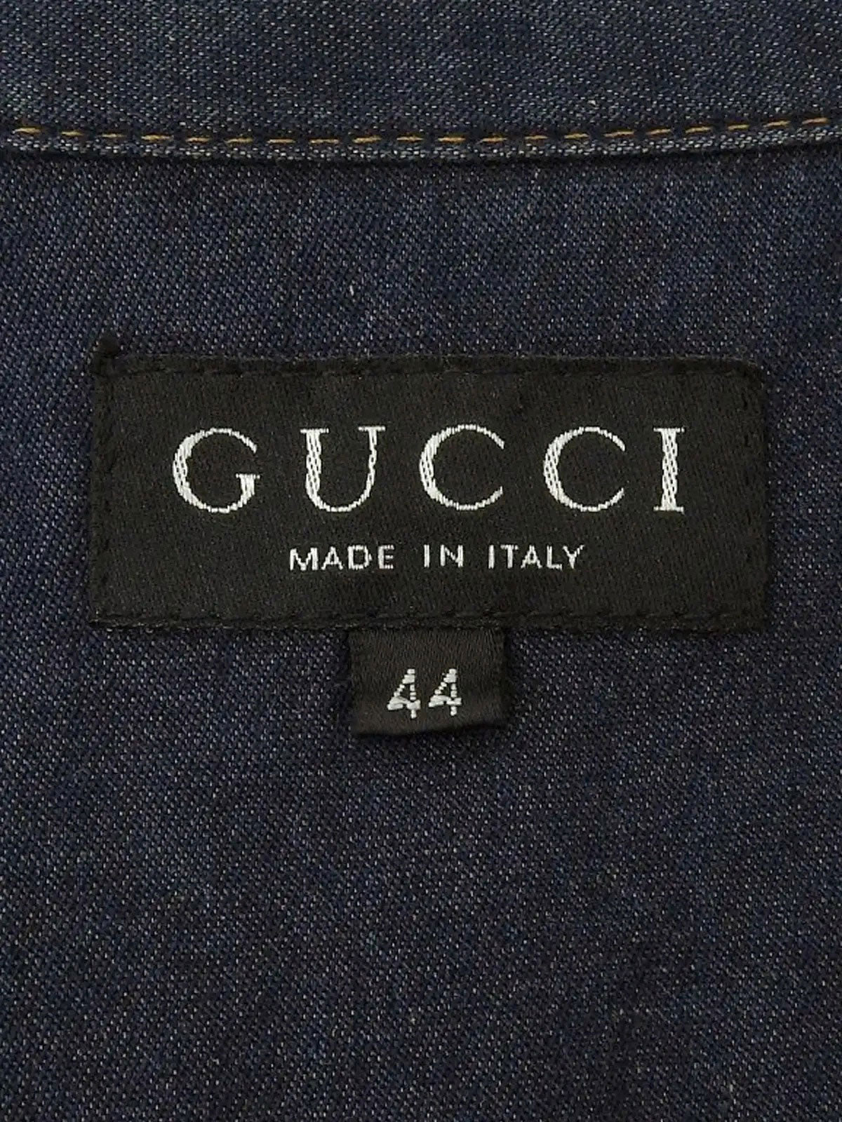 靛蓝色徽标纽扣牛仔衬衫