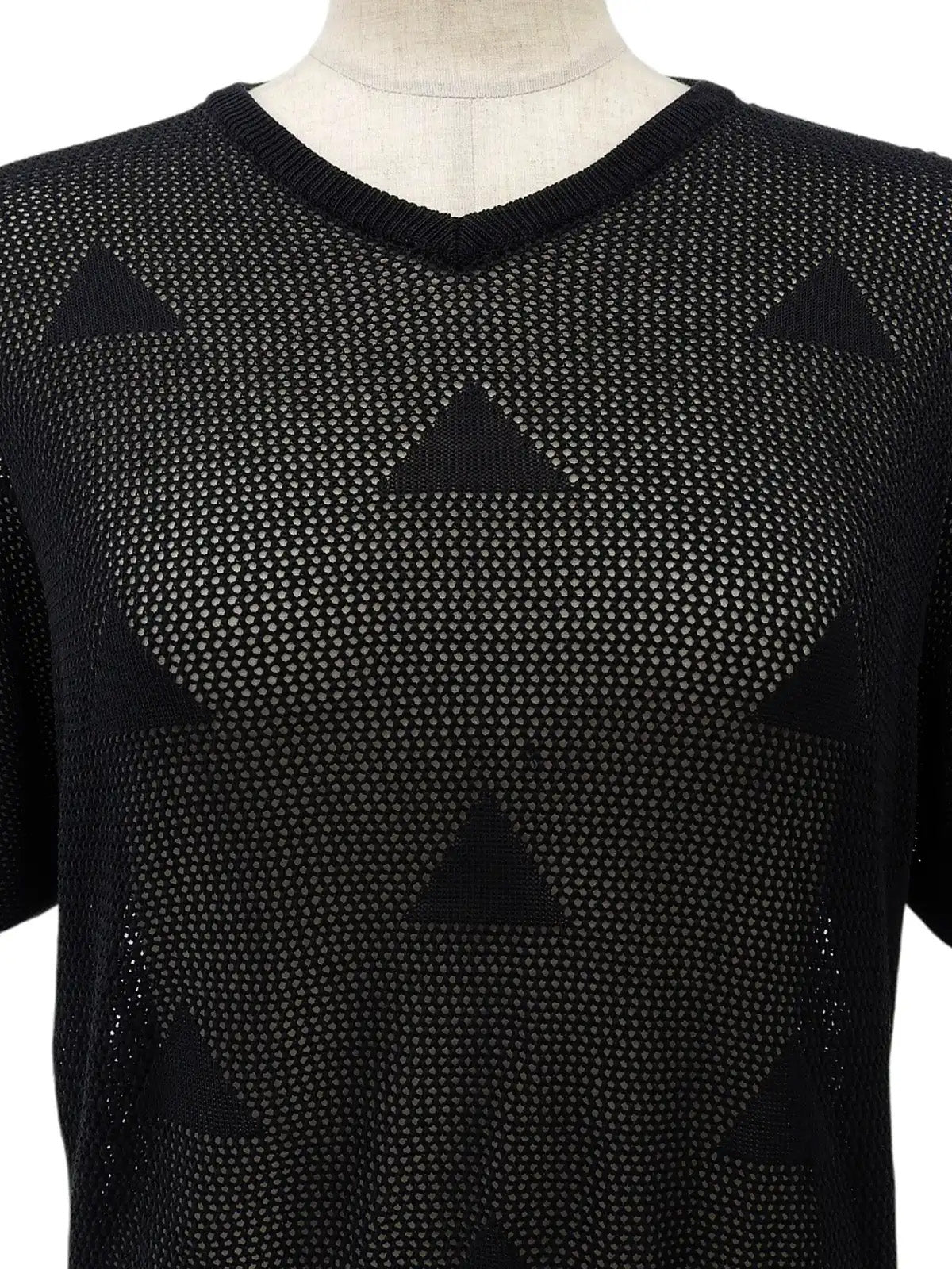 黑色网格三角形图案上衣