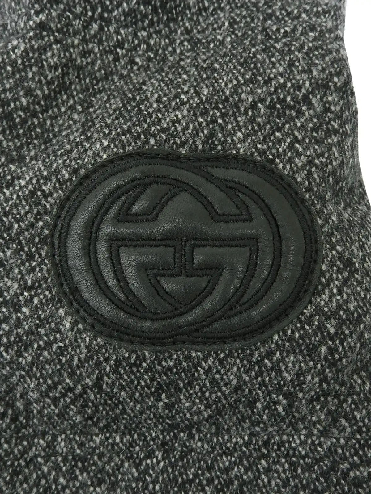 灰色徽标拉链羽绒服
