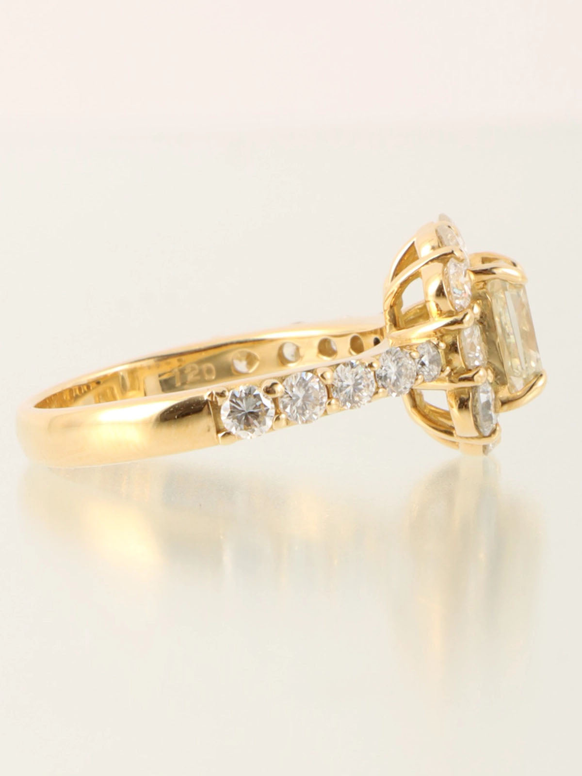 18K Gold Diamond Design Ring