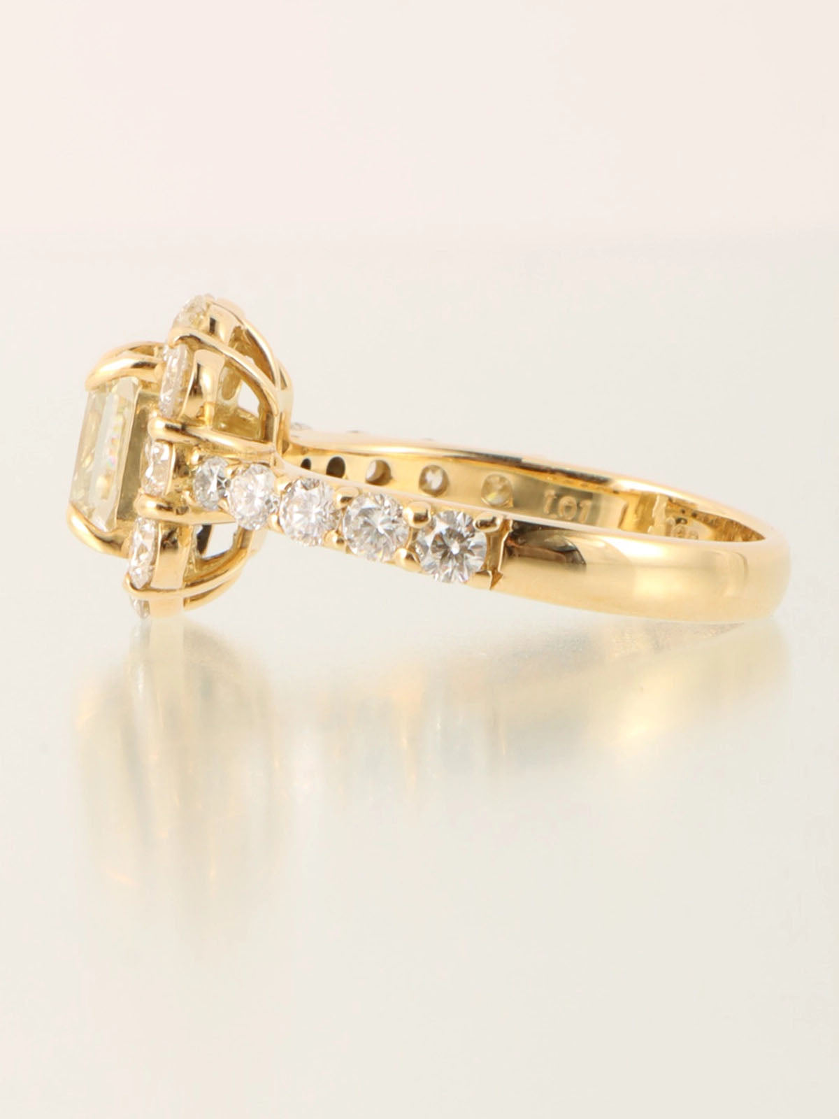 18K Gold Diamond Design Ring