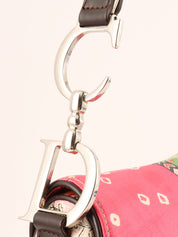 粉色、绿色和白色佩斯利花纹马鞍包