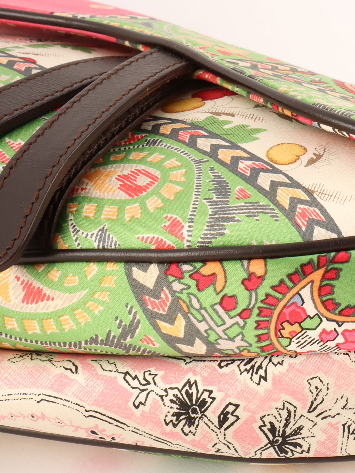 粉色、绿色和白色佩斯利花纹马鞍包