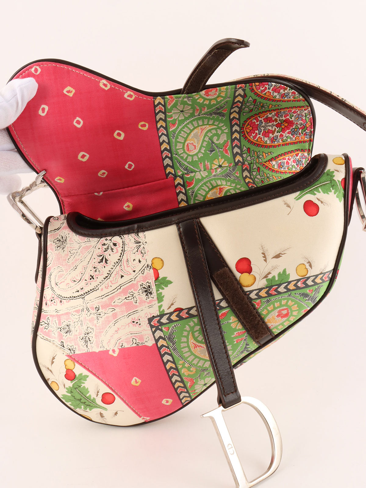 粉色、绿色和白色佩斯利花纹马鞍包
