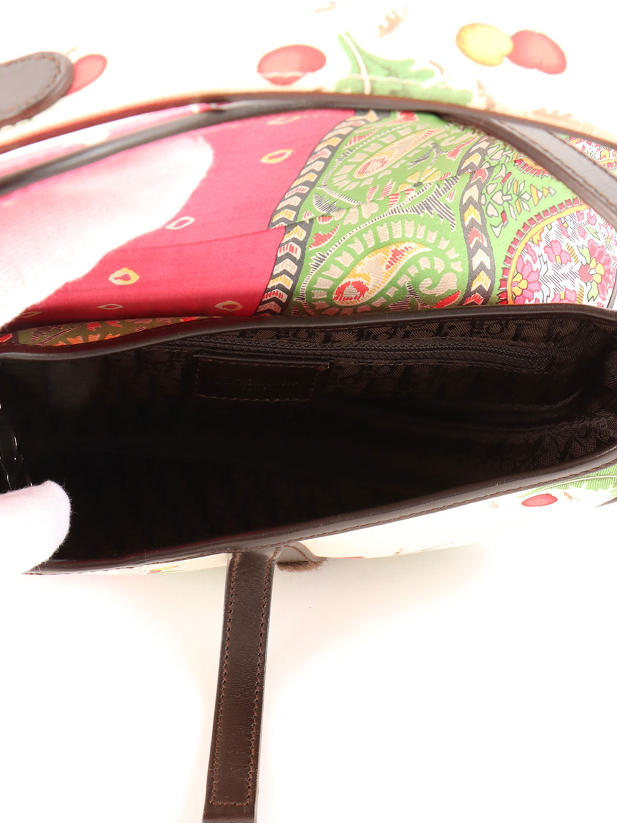 粉色、绿色和白色佩斯利花纹马鞍包