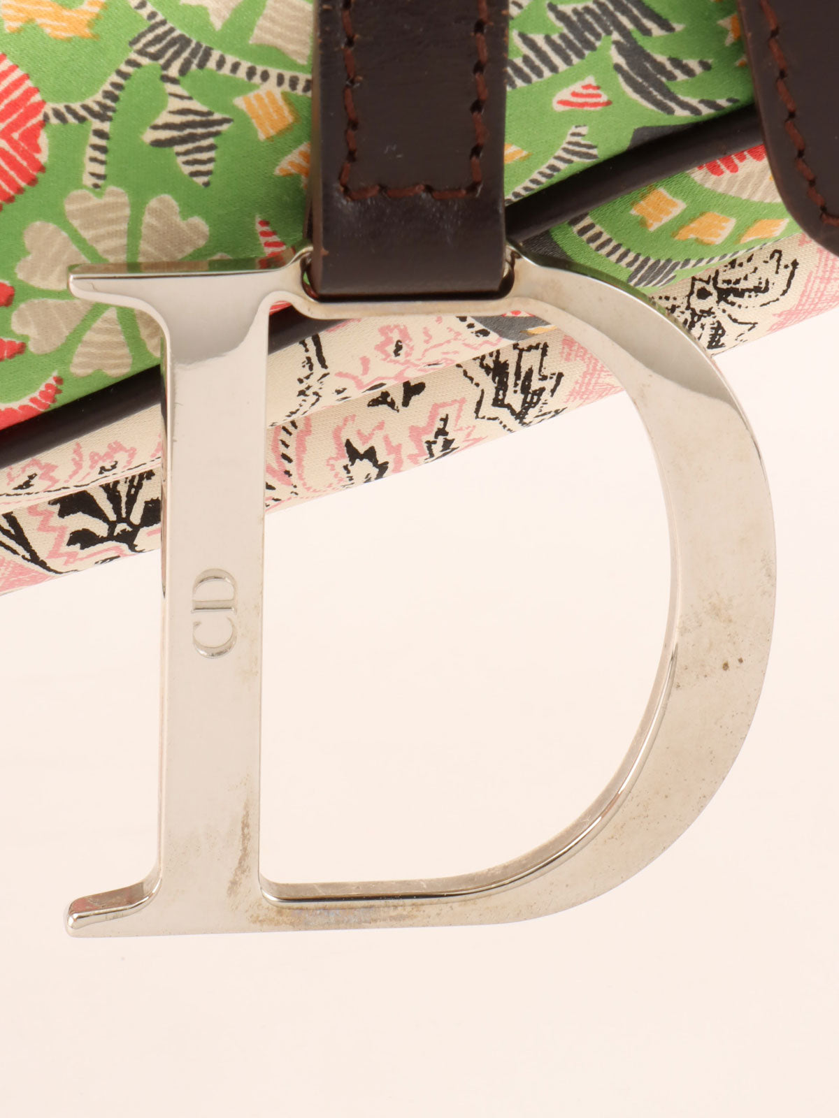 粉色、绿色和白色佩斯利花纹马鞍包