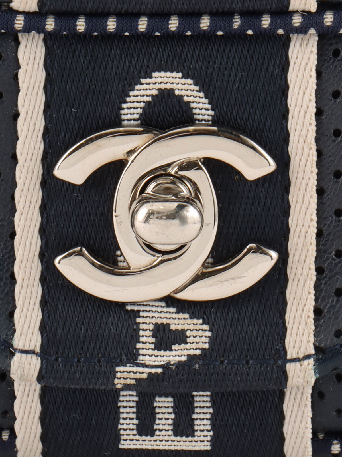 2004 Sports Line CC 旋锁穿孔皮革链条单肩包,海军蓝