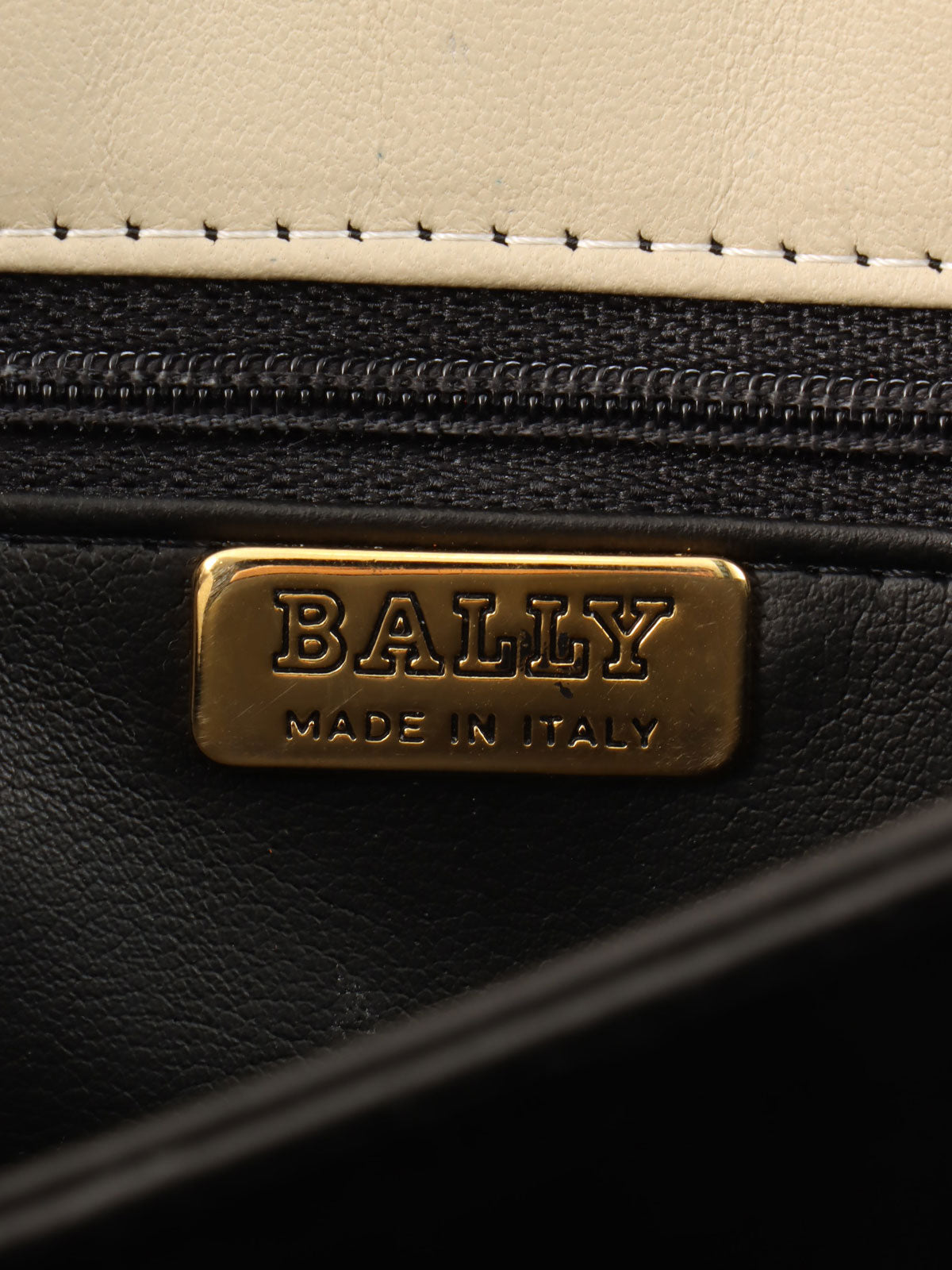 ロゴプレートキルティングハンドバッグ アイボリー