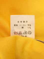 黄色徽标纽扣夹克