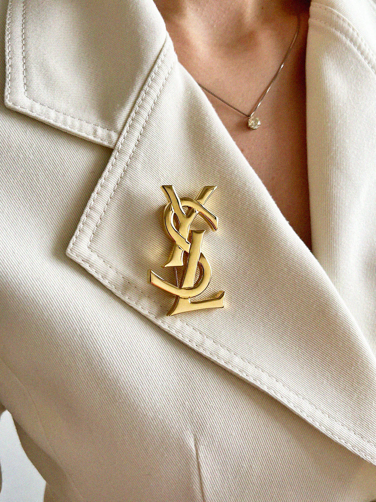 美品 ゴールドツイストロゴブローチ SAINT LAURENT サンローラン パリ PARIS レディース ブローチ ゴールド