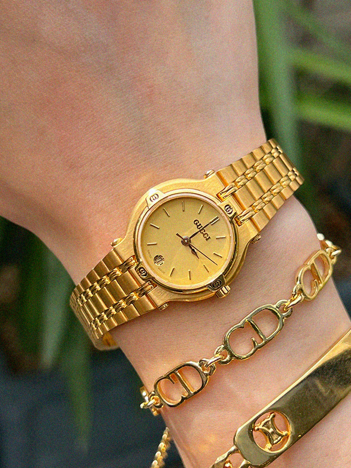Round Logo Face Watch Gold