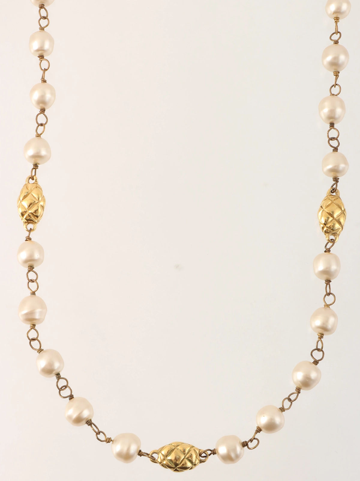Pearl long necklace in white/gold