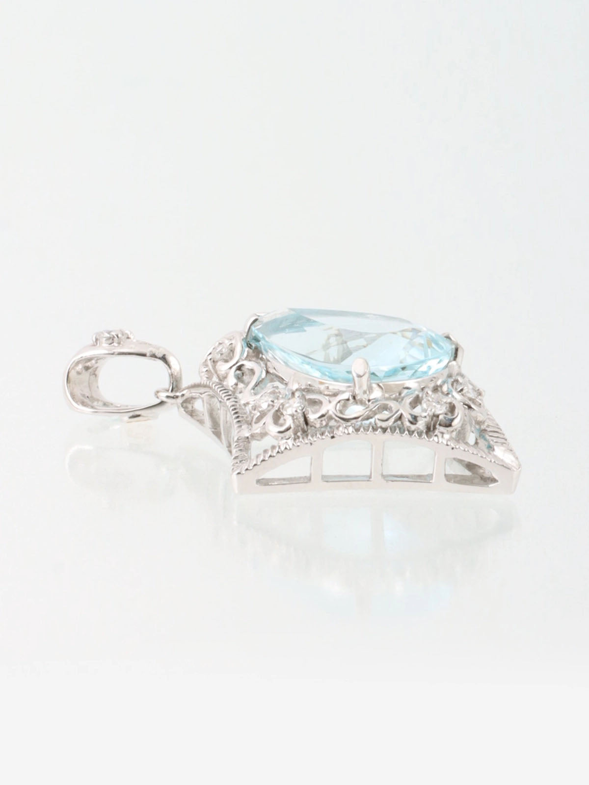 18K Aquamarine Diamond Cutout Pendant Top in Silver/Light Blue