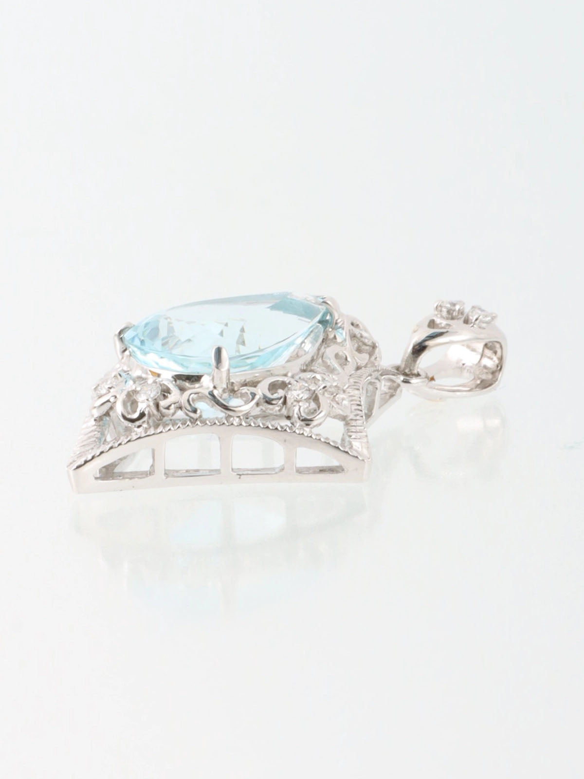 18K Aquamarine Diamond Cutout Pendant Top in Silver/Light Blue