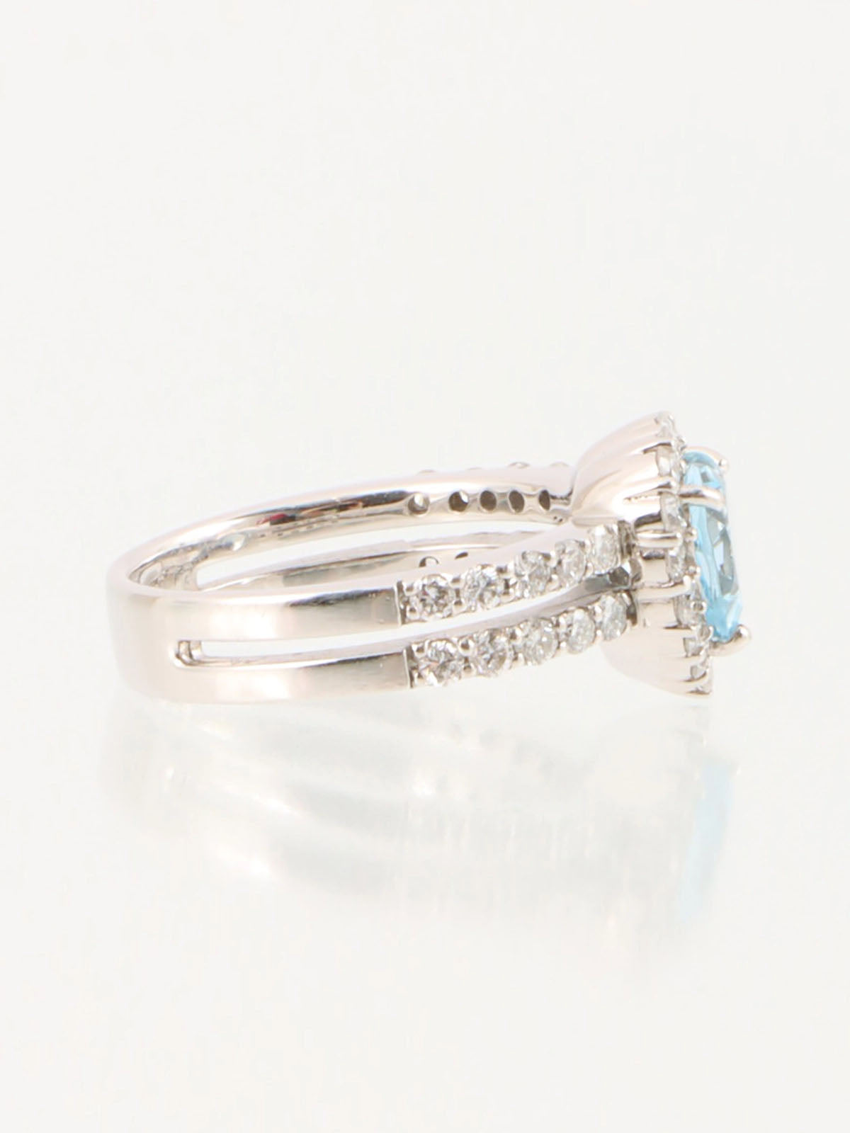 18K Aquamarine Diamond Heart Ring in Silver/Light Blue