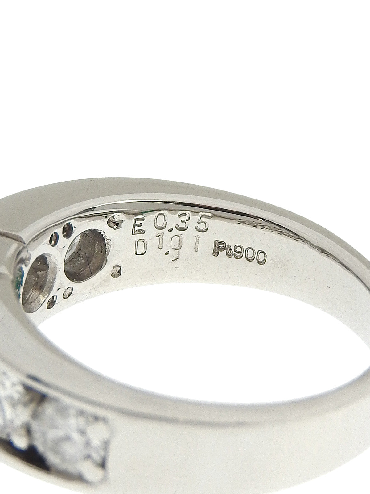 Platinum emerald and diamond ring in silver/green
