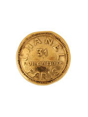 Round logo coin motif brooch in gold